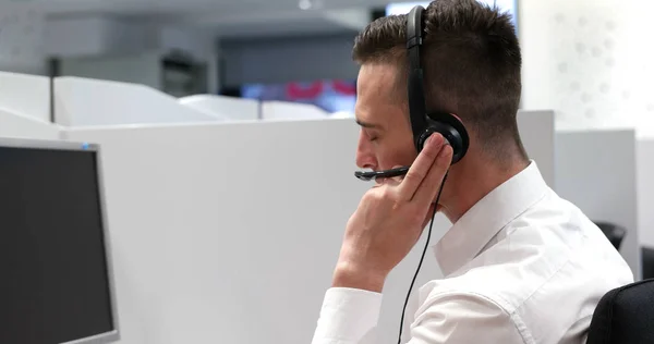 Manliga call center operatören gör sitt jobb — Stockfoto