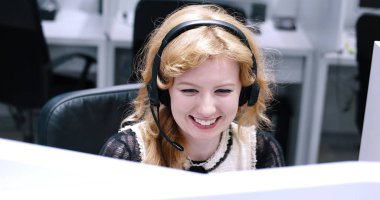 işini yapıyor kadın çağrı merkezi operatörü