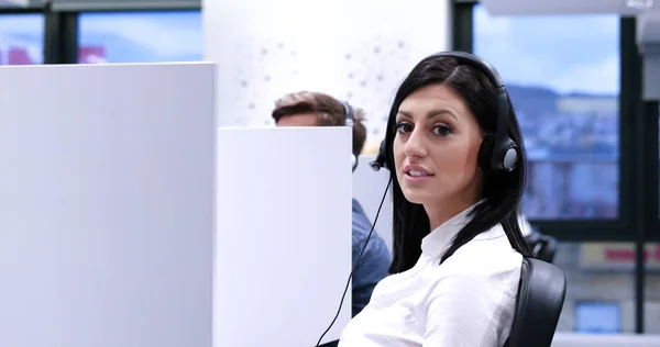 Kvinnliga call centre operatören gör hennes jobb — Stockfoto