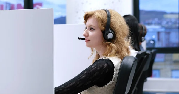 Kvinnliga call centre operatören gör hennes jobb — Stockfoto