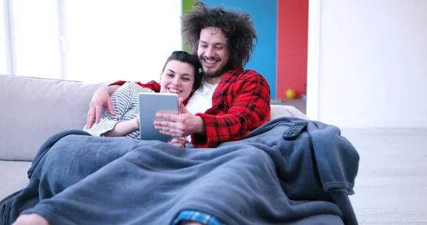 Casal relaxante em casa com computadores tablet — Fotografia de Stock