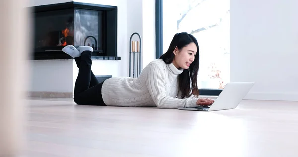 Mulher asiática usando laptop no chão — Fotografia de Stock