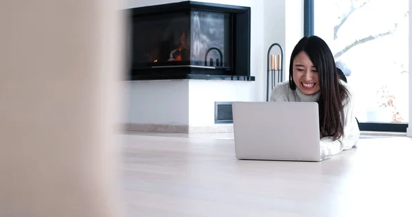 在地板上使用笔记本电脑的亚裔女子 — Φωτογραφία Αρχείου