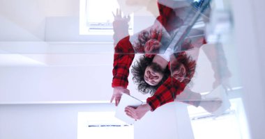 Genç adam evde tablet kullanıyor.