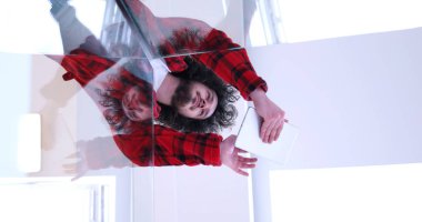 Genç adam evde tablet kullanıyor.