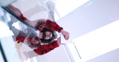 Genç adam evde tablet kullanıyor.