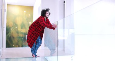 Genç adam evde tablet kullanıyor.