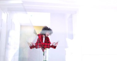 Genç adam evde tablet kullanıyor.