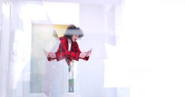 Genç adam evde tablet kullanıyor.