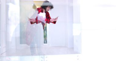 Genç adam evde tablet kullanıyor.