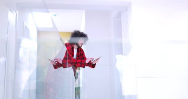 Genç adam evde tablet kullanıyor.