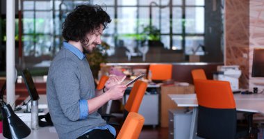 Tablet bilgisayar kullanan işadamı