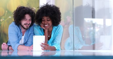 Çift birlikte evde tablet bilgisayarınızla rahatlatıcı