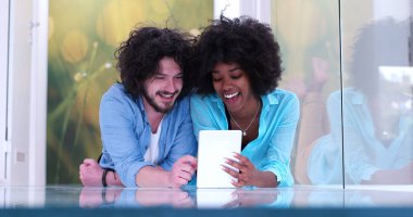 Çift birlikte evde tablet bilgisayarınızla rahatlatıcı