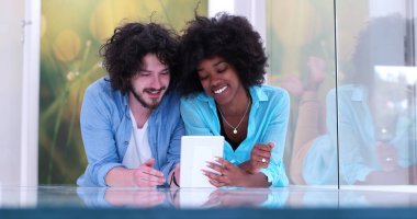 Çift birlikte evde tablet bilgisayarınızla rahatlatıcı