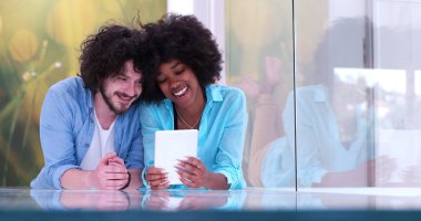 Çift birlikte evde tablet bilgisayarınızla rahatlatıcı