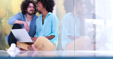 çok ırklı kaç yerde bir dizüstü bilgisayar kullanarak