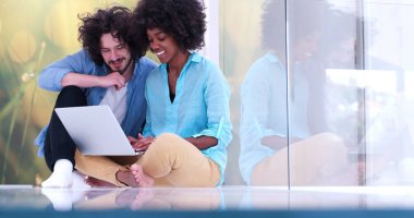 çok ırklı kaç yerde bir dizüstü bilgisayar kullanarak