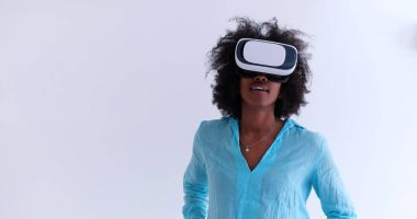 sanal gerçeklik VR kulaklık gözlük kullanan siyah kız