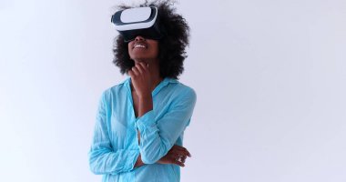 sanal gerçeklik VR kulaklık gözlük kullanan siyah kız