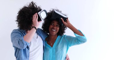 çok ırklı çift Başlarken Vr kulaklık gözlük kullanma deneyimi