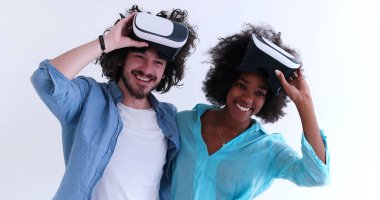 çok ırklı çift Başlarken Vr kulaklık gözlük kullanma deneyimi