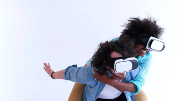 çok ırklı çift Başlarken Vr kulaklık gözlük kullanma deneyimi