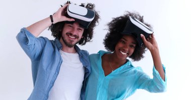 çok ırklı çift Başlarken Vr kulaklık gözlük kullanma deneyimi