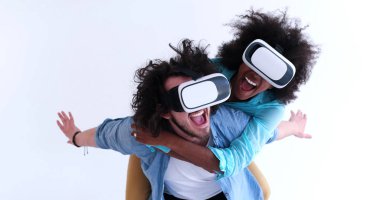 çok ırklı çift Başlarken Vr kulaklık gözlük kullanma deneyimi