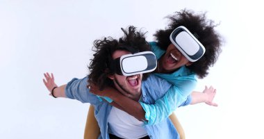 çok ırklı çift Başlarken Vr kulaklık gözlük kullanma deneyimi