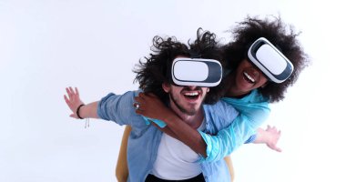 çok ırklı çift Başlarken Vr kulaklık gözlük kullanma deneyimi