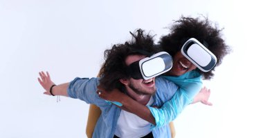 çok ırklı çift Başlarken Vr kulaklık gözlük kullanma deneyimi