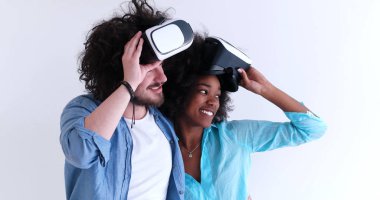 çok ırklı çift Başlarken Vr kulaklık gözlük kullanma deneyimi