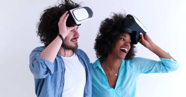 çok ırklı çift Başlarken Vr kulaklık gözlük kullanma deneyimi