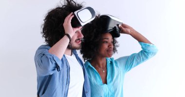 çok ırklı çift Başlarken Vr kulaklık gözlük kullanma deneyimi