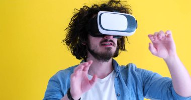 mutlu adam VR kulaklık gözlükle sanal gerçeklik