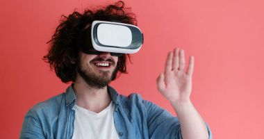 sanal gerçeklik VR kulaklık gözlük kullanan genç adam