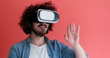 sanal gerçeklik VR kulaklık gözlük kullanan genç adam