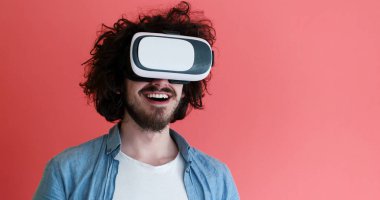 sanal gerçeklik VR kulaklık gözlük kullanan genç adam