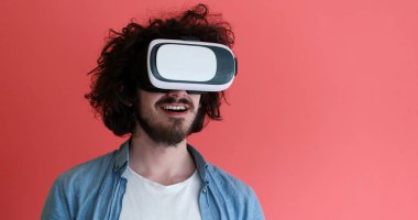 sanal gerçeklik VR kulaklık gözlük kullanan genç adam