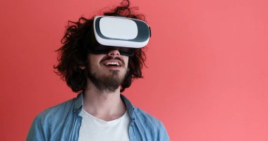 sanal gerçeklik VR kulaklık gözlük kullanan genç adam