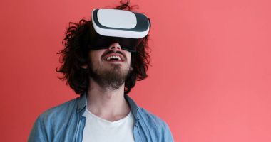 sanal gerçeklik VR kulaklık gözlük kullanan genç adam