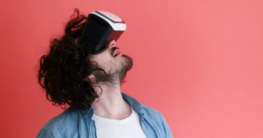 sanal gerçeklik VR kulaklık gözlük kullanan genç adam