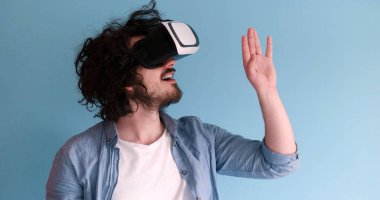 sanal gerçeklik VR kulaklık gözlük kullanan adam