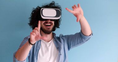 sanal gerçeklik VR kulaklık gözlük kullanan adam