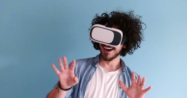 sanal gerçeklik VR kulaklık gözlük kullanan adam