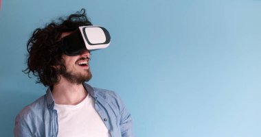 sanal gerçeklik VR kulaklık gözlük kullanan adam