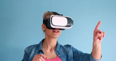 sanal gerçeklik VR kulaklık gözlük kullanan kadın