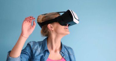 sanal gerçeklik VR kulaklık gözlük kullanan kadın