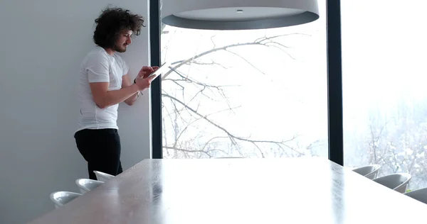 Joven usando una tableta en casa — Foto de Stock